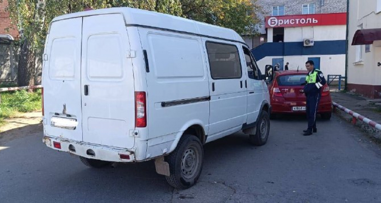 В Чебоксарах "Газель" задела студента и переехала ему ногу