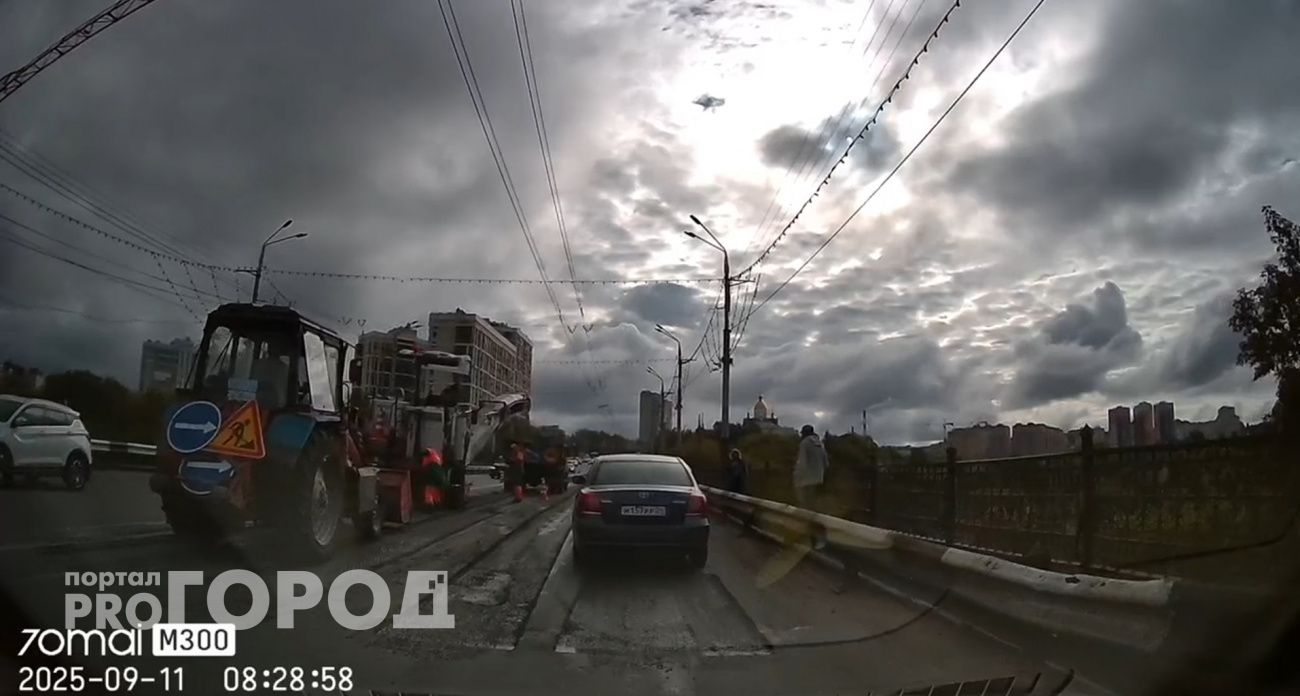 Калининский мост латают перед грядущим перекрытием: снимают асфальт, чтобы уложить новый