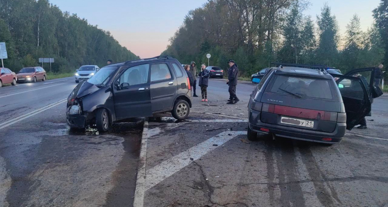 В Чувашии столкнулись иномарка и отечественный универсал: пострадали три человека