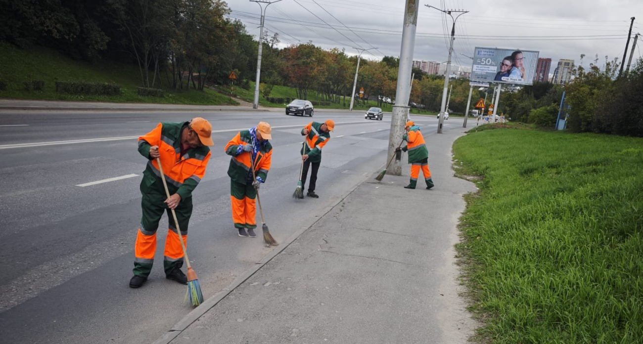 Перед выборами дворников Чебоксар отправили очищать улицы от объявлений