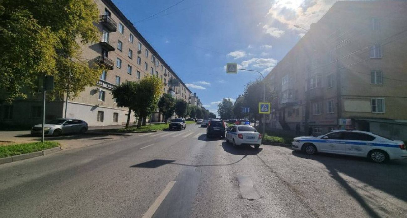 В Чебоксарах Nissan сбил бабушку с внуком