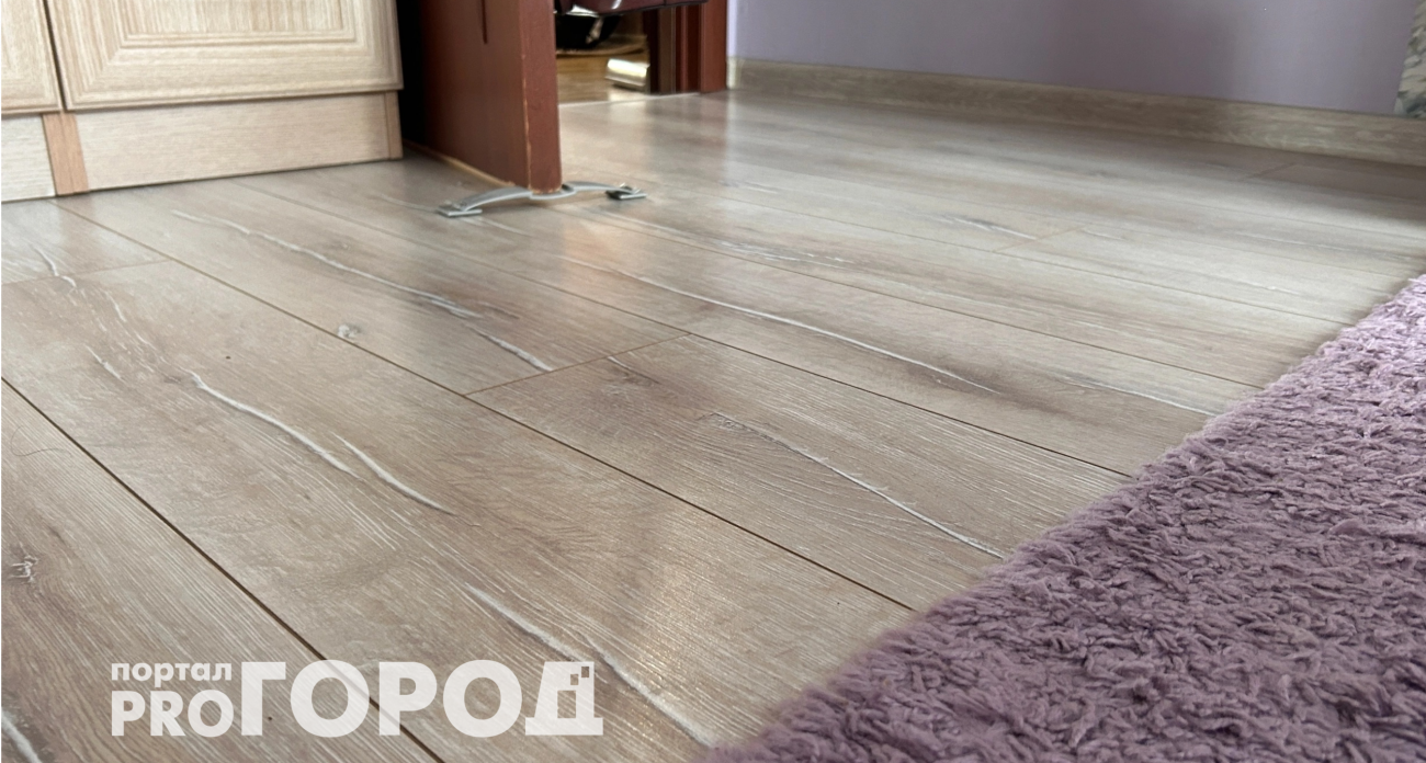 Месяц назад начала мыть полы соленой водой: перемены в доме заметила вся семья