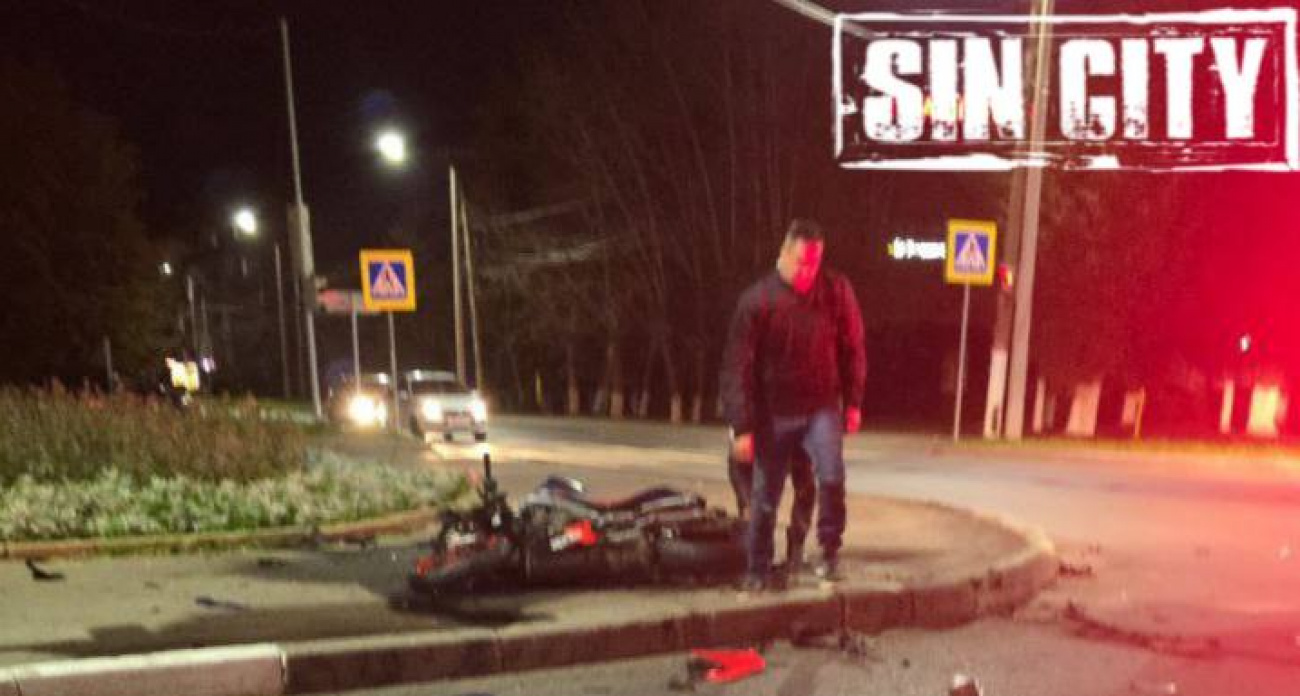 В Чебоксарах молодая бесправная мотоциклистка проехала на красный и врезалась в машину