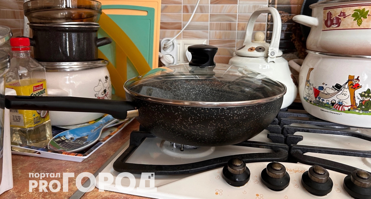 Заливаю два пакетика кипятком: сковорода блестит как новая – жир и нагар исчезают без следа