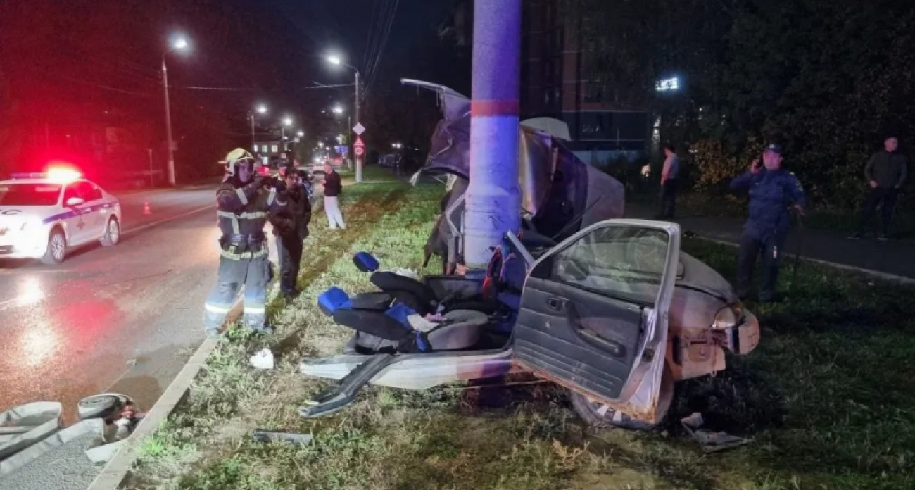 В Чебоксарах 17-летний водитель и его пассажир попали в реанимацию после столкновения со столбом