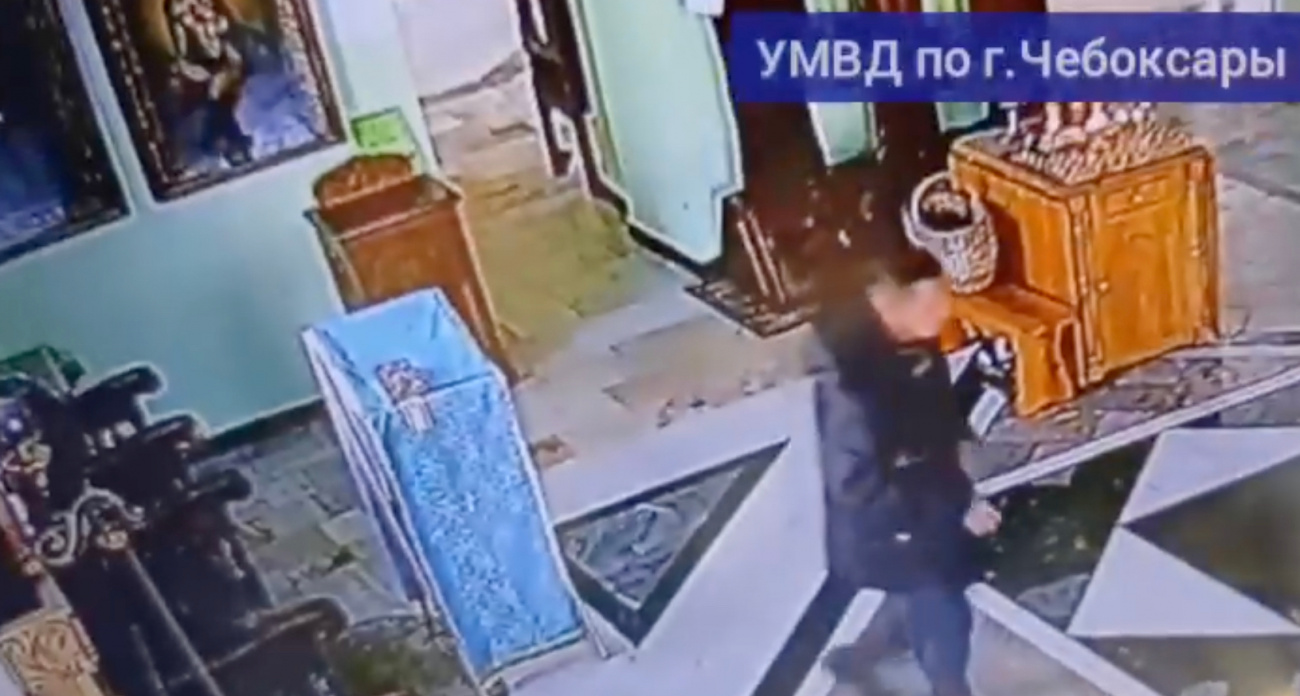 В Чебоксарах мужчина зашел в церковь, перекрестился и украл поклонный крест
