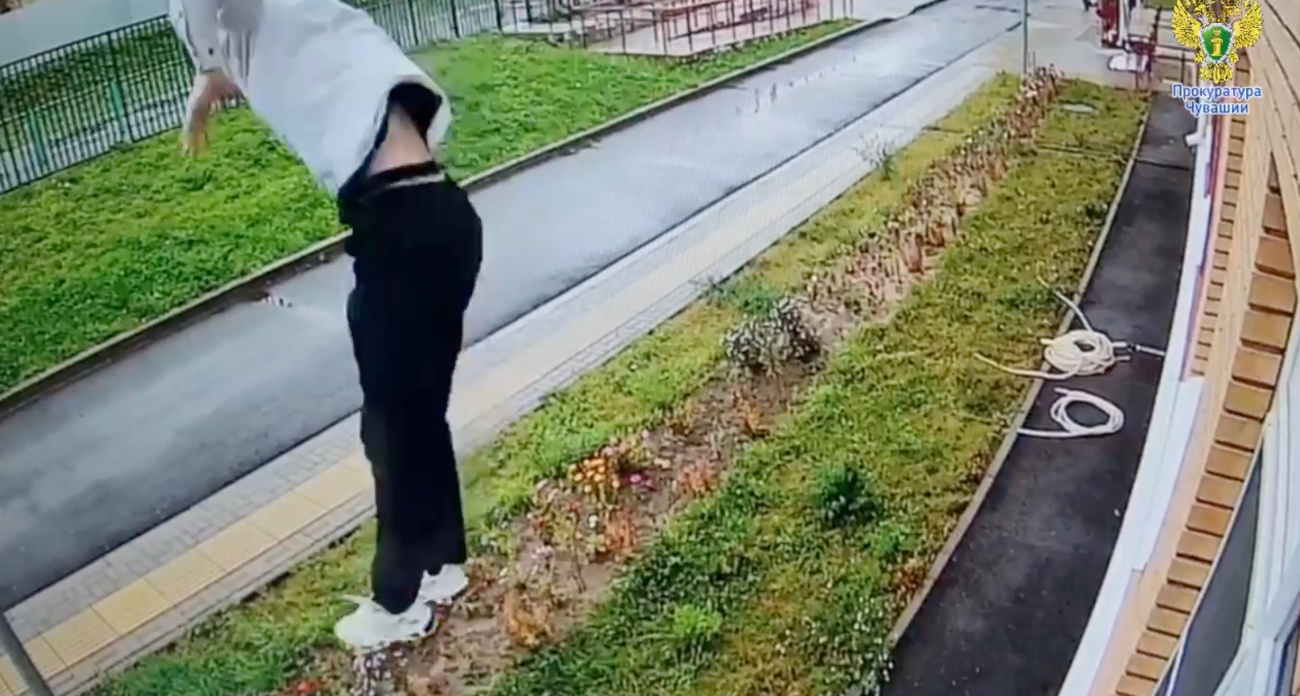 В Чувашии во время уроков из окна школы выпал ученик восьмого класса