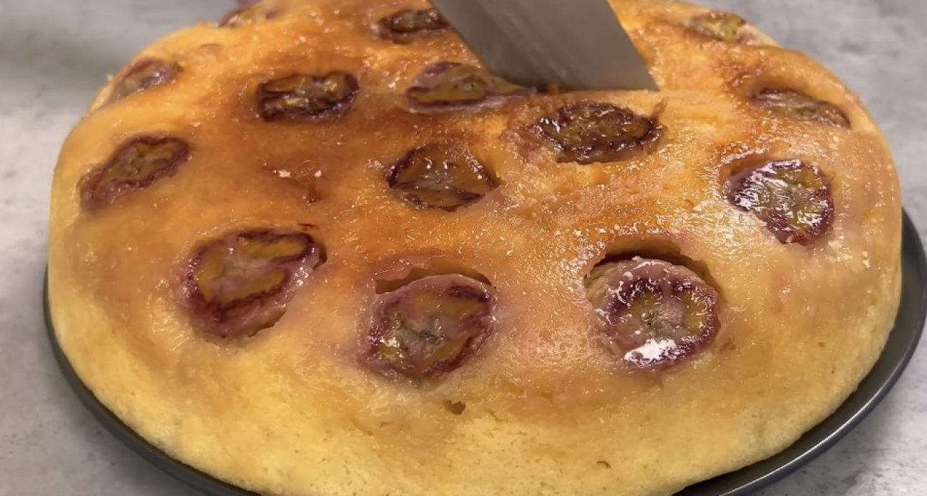 Духовка не понадобится: делаю пышный пирог на сковороде за 15 минут – вся изюминка в тесте