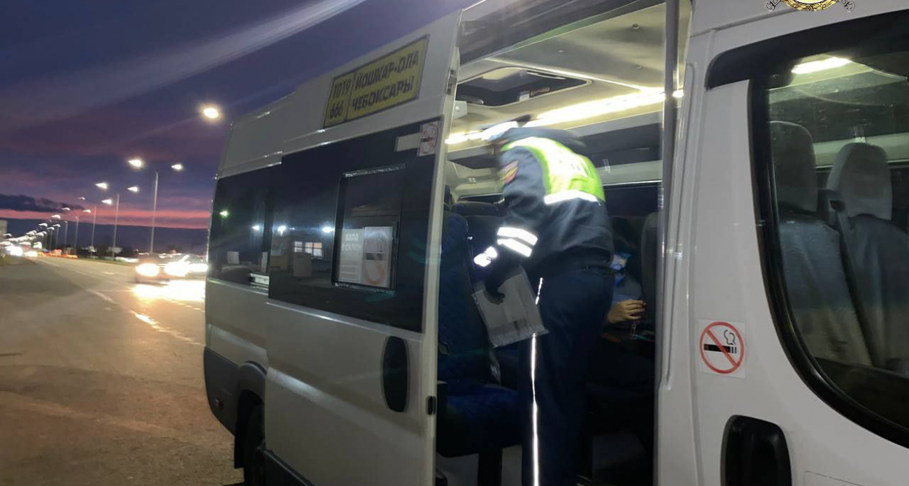 В Чувашии водители автобусов часто не пристегиваются и перегружают салон пассажирами