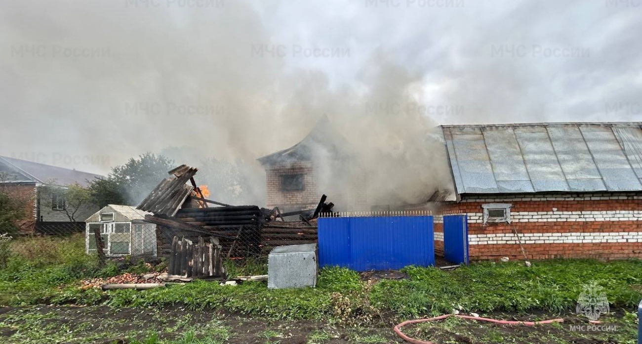 В Чувашии от перекала печи возник пожар: сгорела баня, пострадал частный дом
