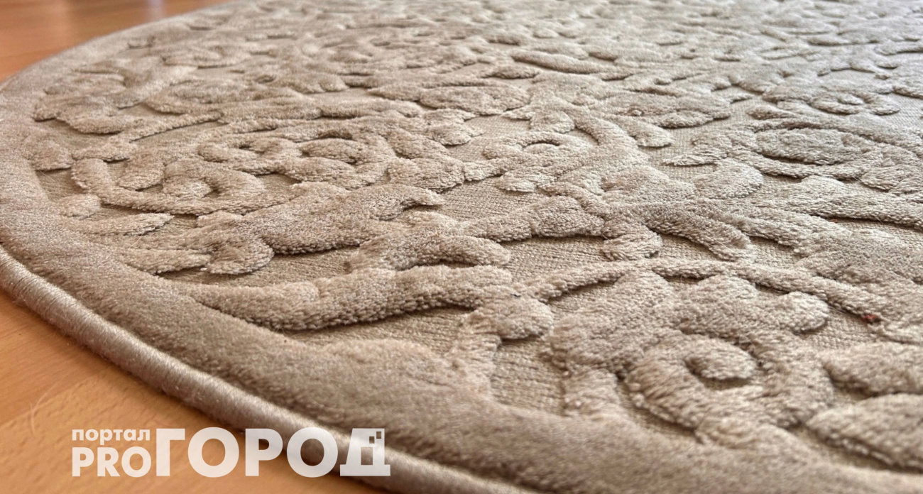 Проведите по ковру этим предметом – и грязи как не бывало: самый быстрый способ очистить покрытие, как в химчистке 