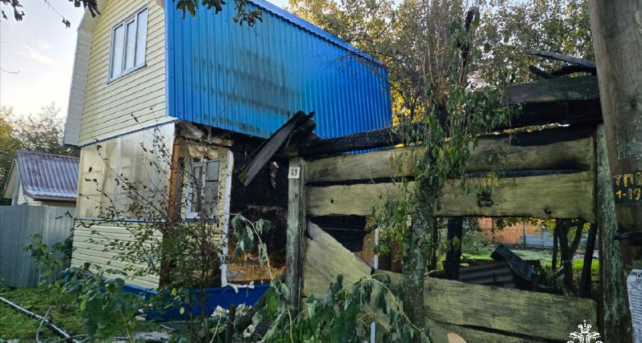 В Чебоксарах пожар уничтожил дачный домик и угрожал соседним строениям