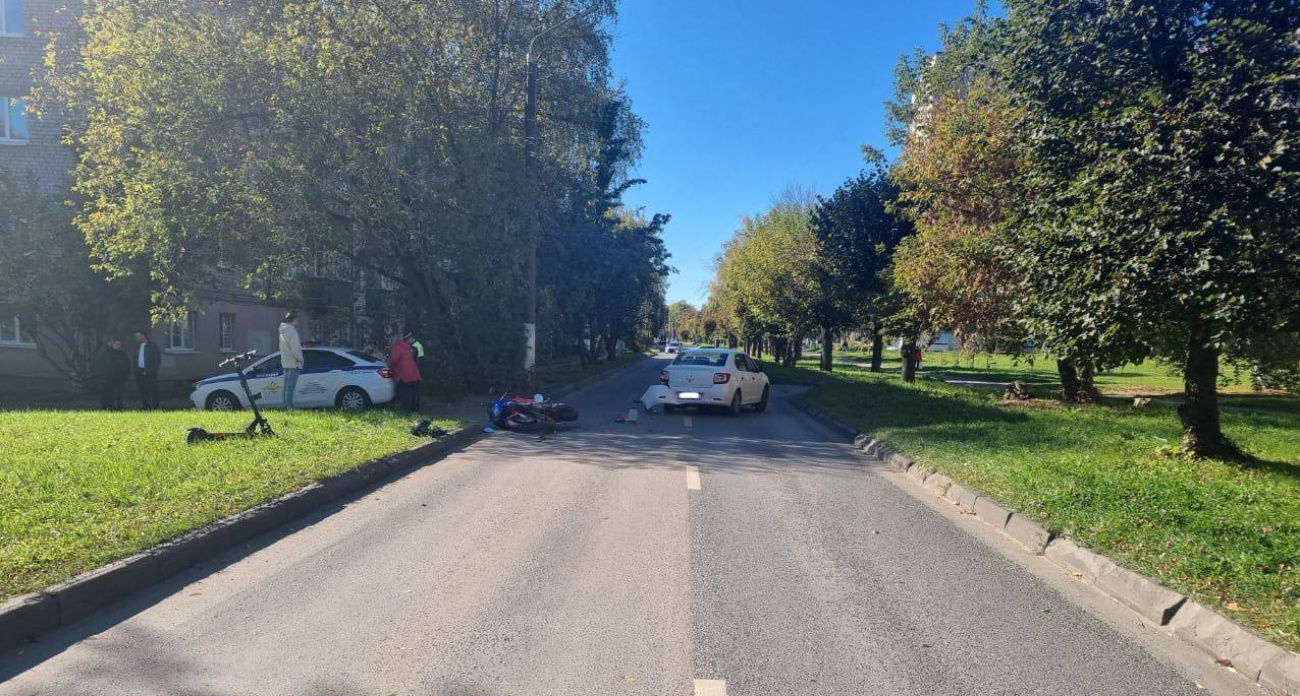 В Чебоксарах автоледи столкнулась с мотоциклистом: парня увезли с открытым переломом