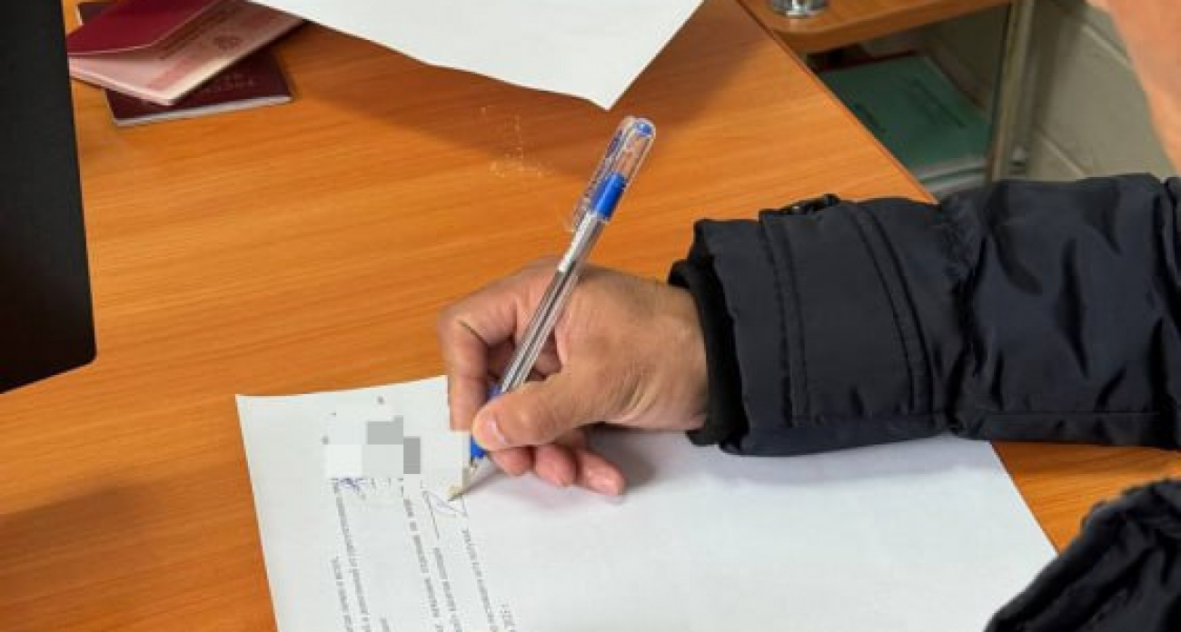 В Чувашии двух мигрантов лишили гражданства, но на родину они вернутся еще не скоро