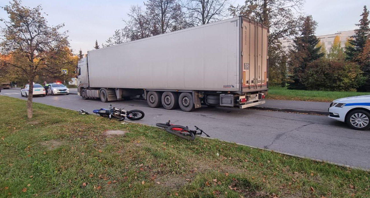 В Чебоксарах мотоциклист на эндуро без прав и номеров сбил велосипедиста