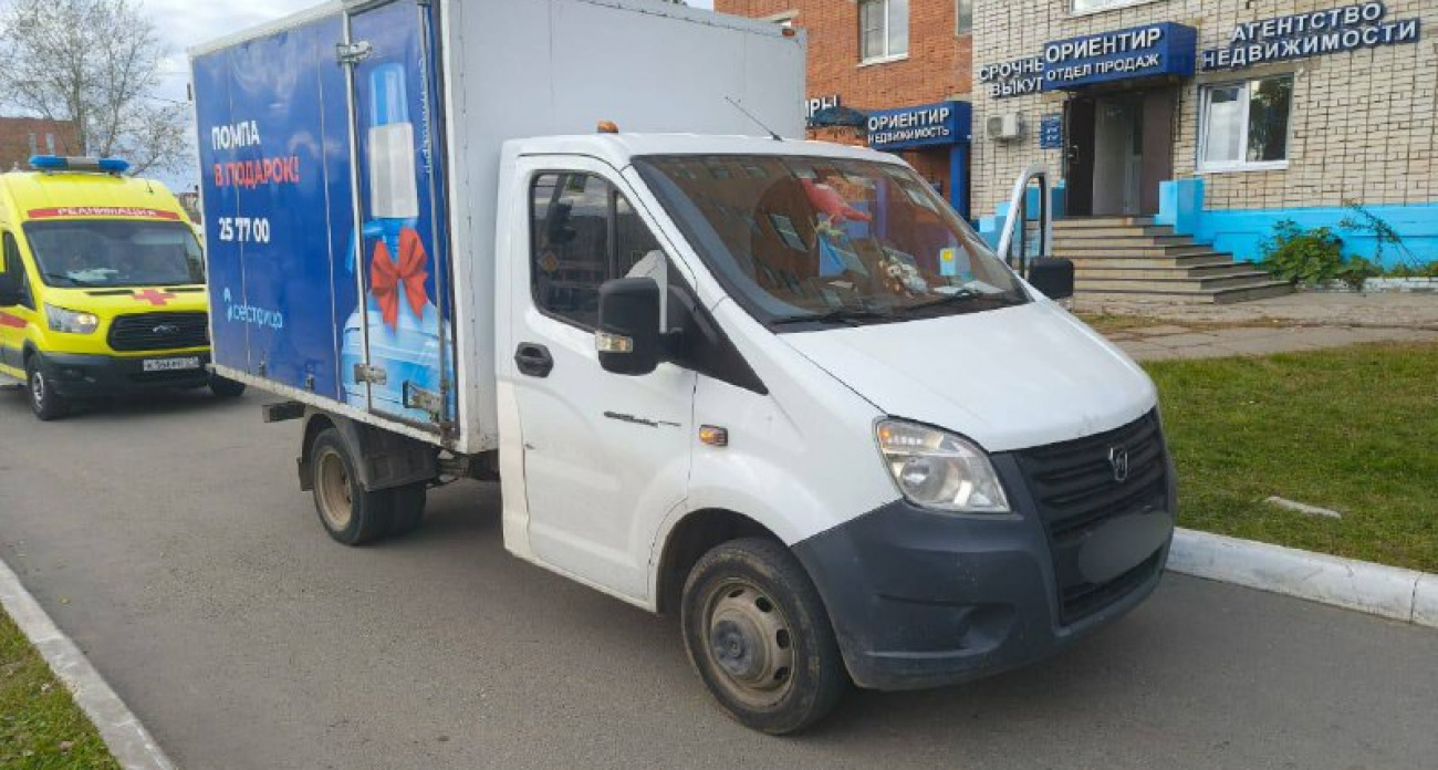 В Чебоксарах водитель "Газели" задним ходом сбил пенсионера