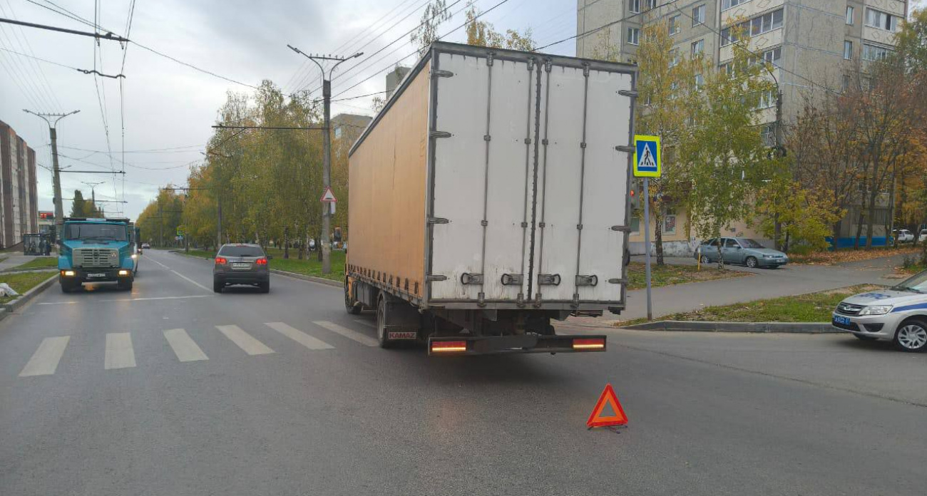 В Чебоксарах КамАЗ сбил ученицу четвертого класса, которая переходила дорогу на зеленый свет