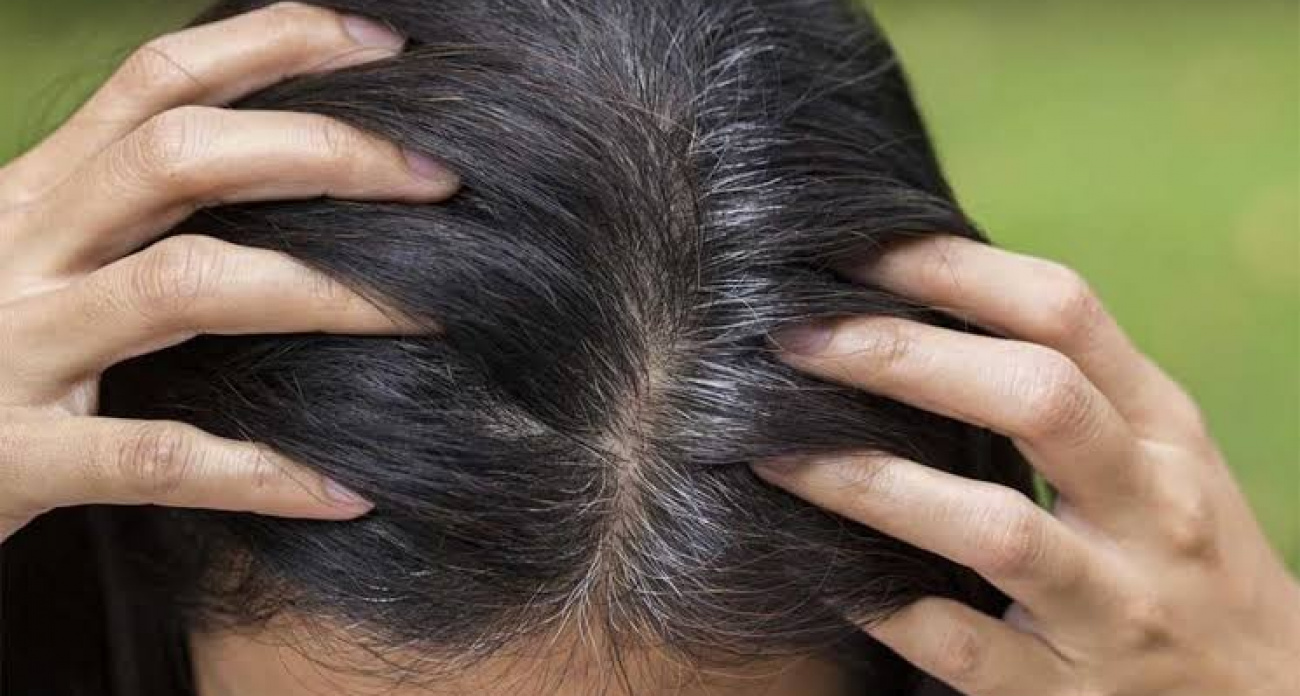 Подруга постоянно боролась с сединой, пока не узнала народную хитрость от кореянки – работает на любых волосах