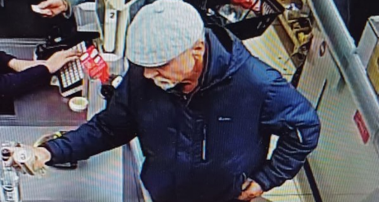 Полицейские ищут в Чебоксарах мужчину в кепке и белых кроссовках, который попал на камеру в магазине