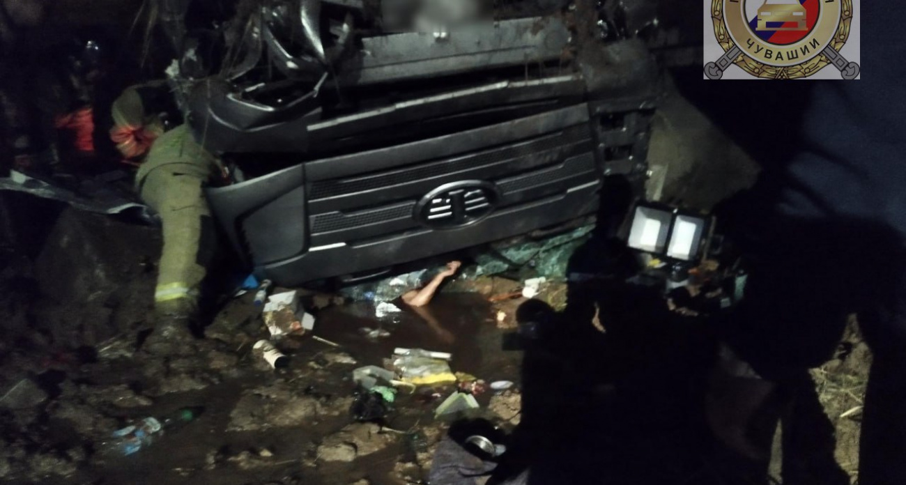 В Чувашии водитель тягача не справился с управлением и улетел в глубокий овраг