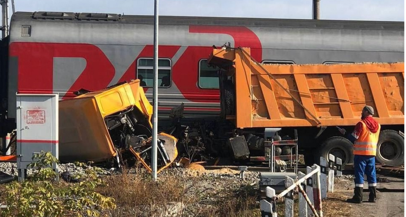 В соседнем с Чувашией регионе пассажирский поезд врезался в КамАЗ