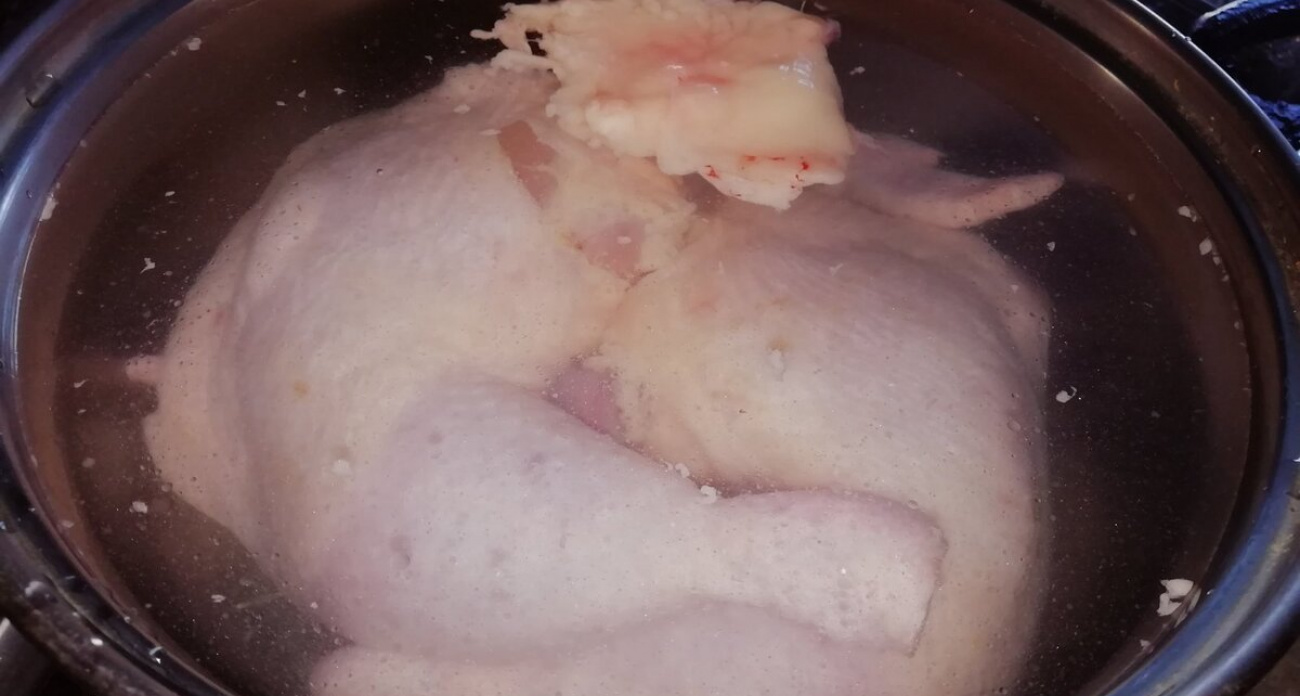 Бабушка научила удалять вредную "химию" из магазинной курицы одним действием: все намного проще, чем вы думали