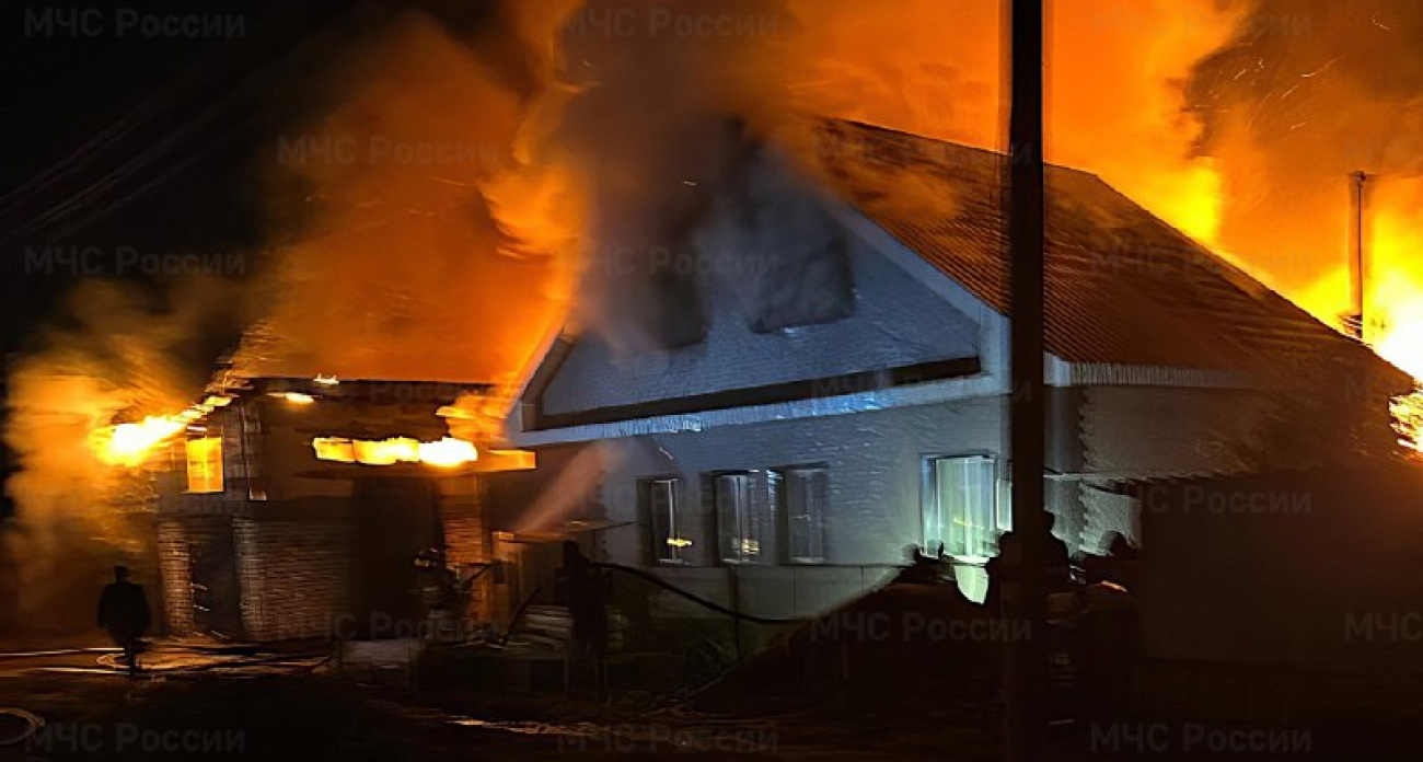 В Чувашии загорелось подворье жителя деревни: огонь тушили 10 спасателей