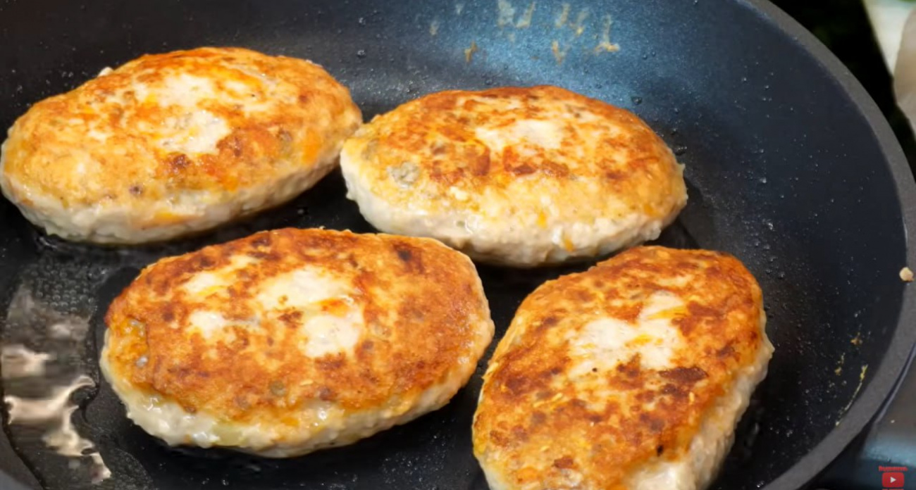 Муж расцелует за такой ужин: теперь котлеты готовлю только так – упругие и сочные