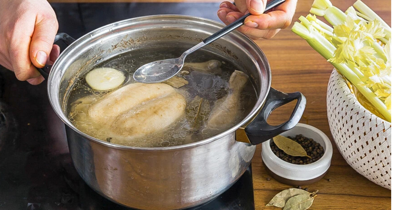 Этот ингредиент портит вкус куриного бульона: добавляет каждый второй – чем заменить