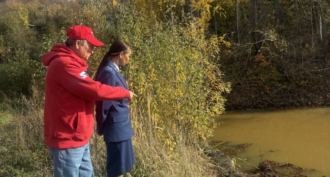 В Якимовском ручье, впадающем в Волгу, обнаружен разлив нефтепродуктов площадью 400 квадратных метров