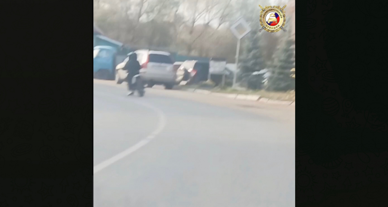 Подростки ехали из школы на питбайке и попались инспекторам в Мариинском Посаде