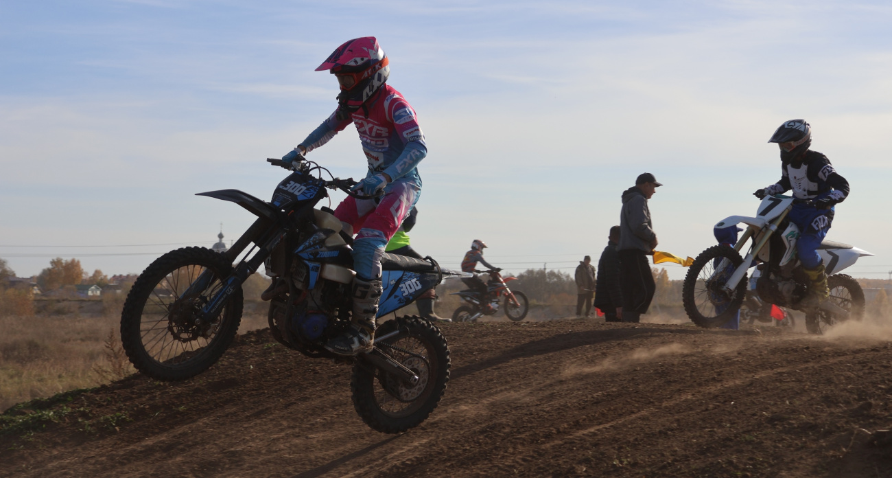 Гонки, трюки и адреналин: в Цивильске прошли соревнования по экстремальному мотокроссу