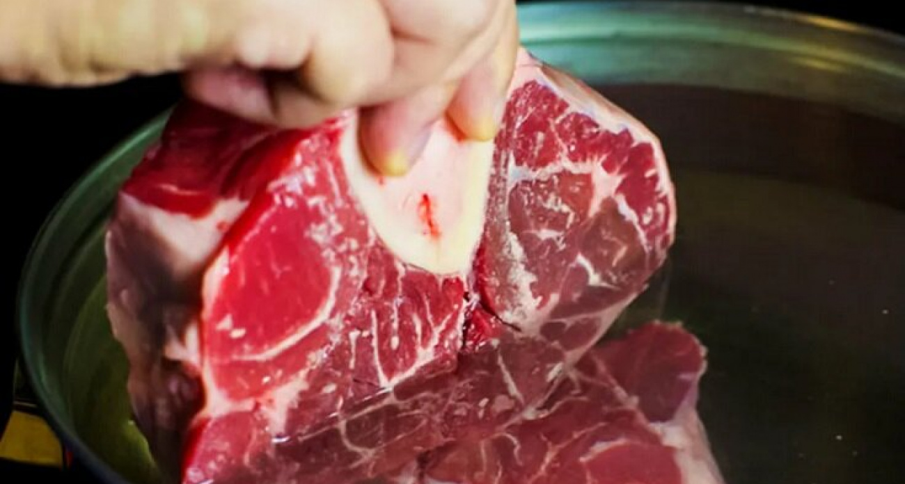 Бывшая повариха из советской столовой рассказала, в чем они замачивали мясо: становится нежным и мягким