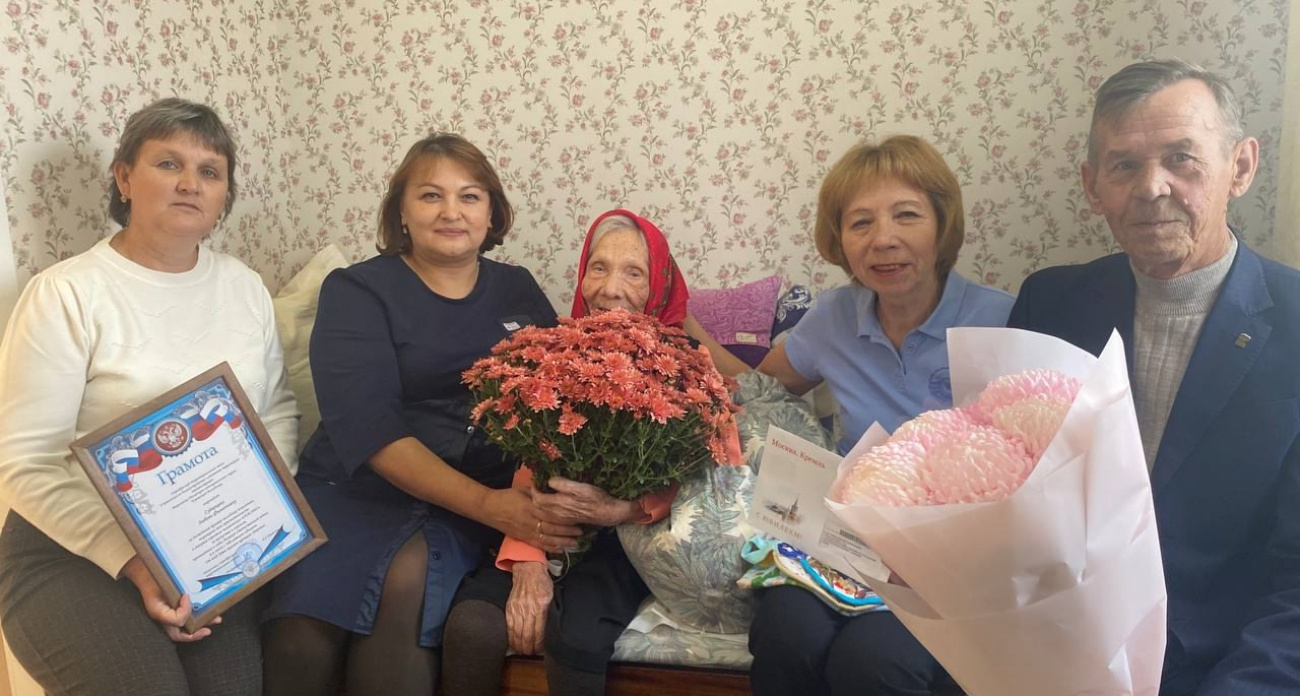 Отдала 30 лет школе и вышла замуж за Аполлона: жительница Чувашии отметила вековой юбилей