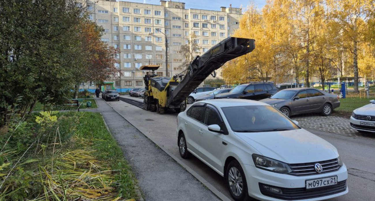 Припаркованные во дворах Чебоксар автомобили мешают рабочим укладывать асфальт