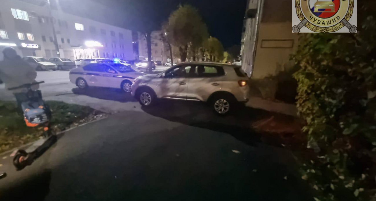 В Чебоксарах двое детей на одном самокате попали под колеса авто