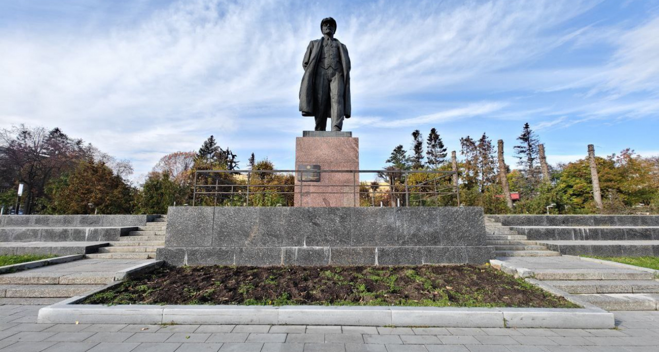 Памятник Ленину на площади Республики остался "голым" после вырубки елей