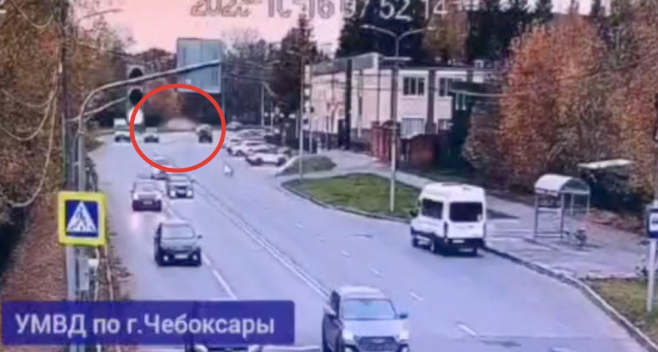 Появилось видео, как в Чебоксарах иномарка на большой скорости вылетела с дороги в овраг