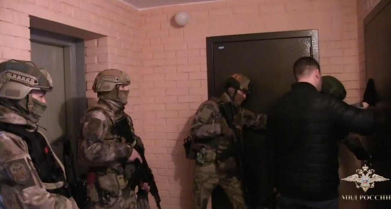 Полицейские Чувашии и восьми других регионов ликвидировали сеть, которая обеспечивала связь зарубежным преступникам