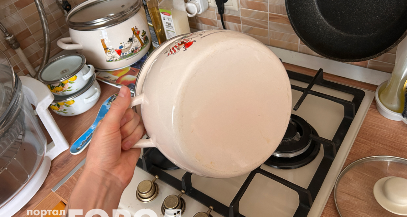 Этот способ упростил мне жизнь: удаляю грязь и нагар с кастрюли одним движением