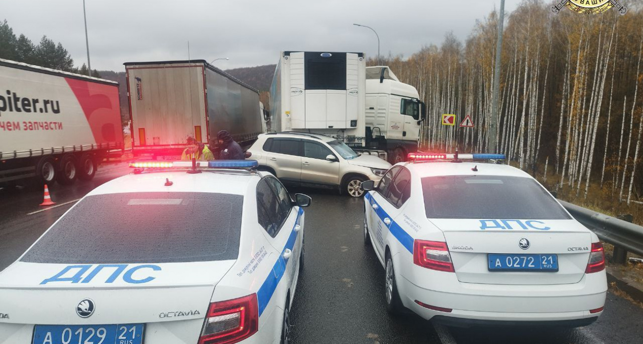 На М-7 в Козловском районе фуру занесло, и она столкнулась с Volkswagen