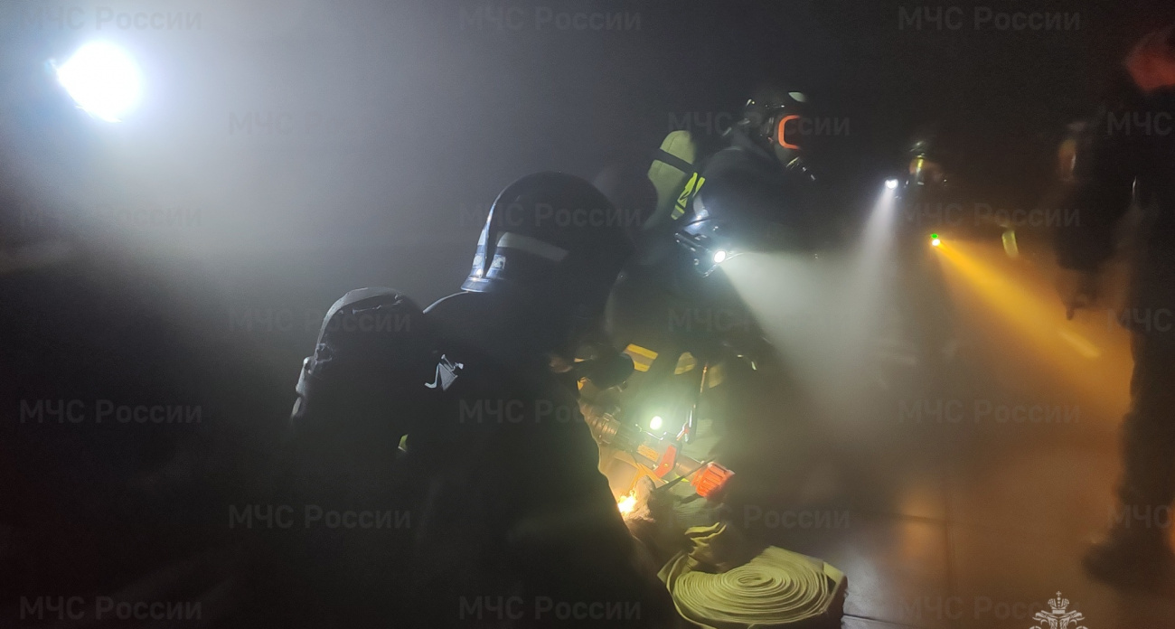 Пожарные провели ночную тренировку в кафе "Неон" в Чебоксарах