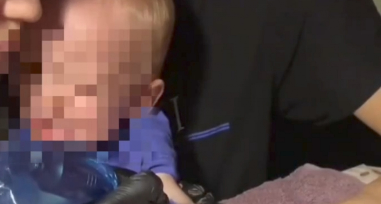 Правоохранители Чувашии проверили семью из Чебоксар, ставшую известной благодаря ролику с нанесением тату годовалому сыну