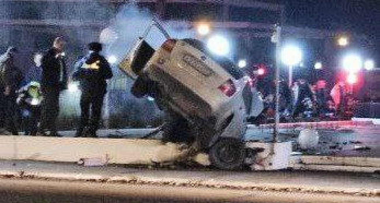 В Чувашии водитель врезался в ограждение при монументе славы и повис в воздухе