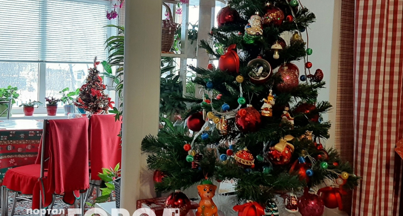 Станете любимчиком Красной Огненной Лошади: как нарядить елку, чтобы привлечь счастье и богатство в 2026 году