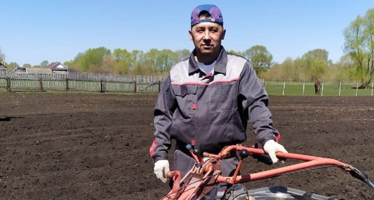 Изобретатель-самоучка из Чебоксар придумал приспособление, с которым одному можно за один час засадить картошкой 20 соток