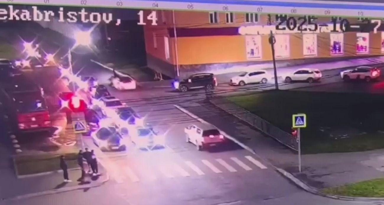 В Чебоксарах автомобиль сбил двух девушек, перебегавших дорогу в неположенном месте