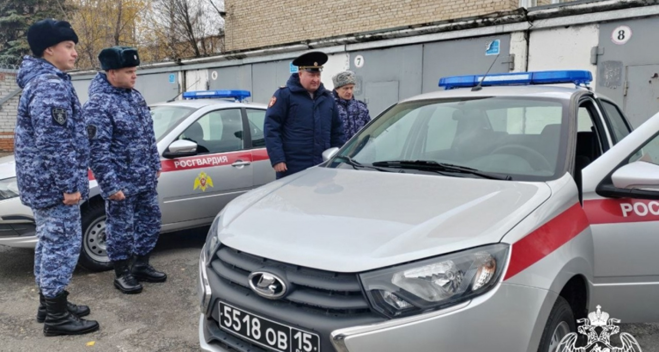 Обновили автопарк: сотрудникам Росгвардии двух городов Чувашии вручили новые служебные машины