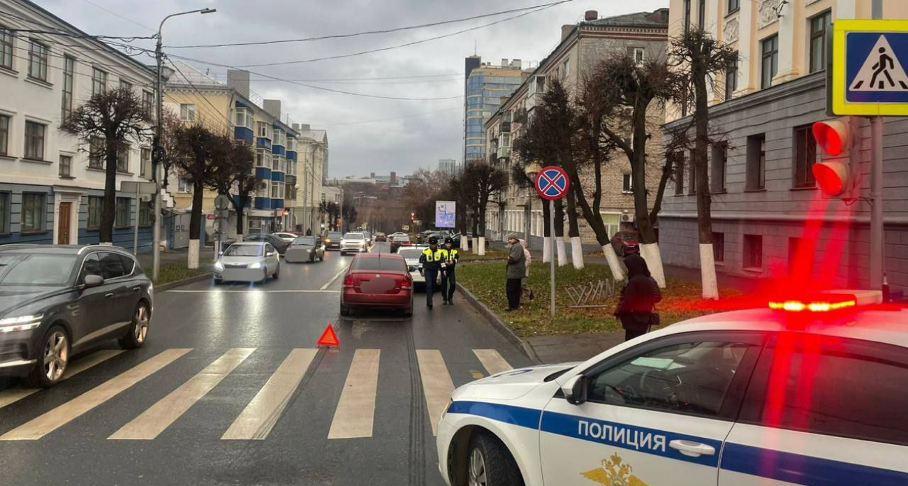 В Чебоксарах Volkswagen Polo сбил 13-летнюю девочку на перекрестке