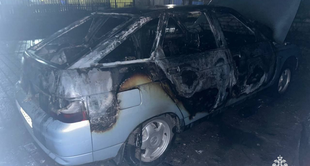 В Шумерле загоревшаяся посреди ночи машина подожгла и стоявшую рядом "Калину"
